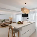 Paradiso Luxury Beachfront * غينادي