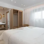 Paradiso Luxury Beachfront * غينادي